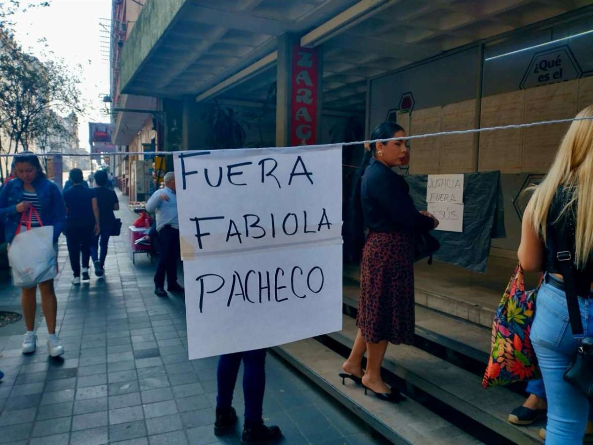 Empleados municipales bloquean centro de Xalapa; denuncian violencia de género en oficinas de Desarrollo Económico   