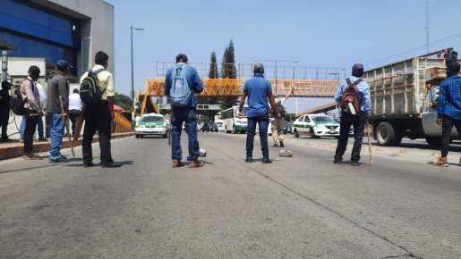 Militantes del FNLS bloquean la Avenida Lázaro Cárdenas y los accesos a las instalaciones del Poder Judicial del Estado   