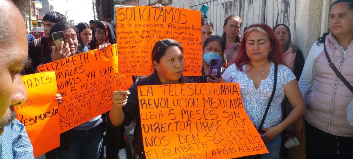 Padres de familia toman telesecundaria en Xalapa; exigen a la SEV nombre director   