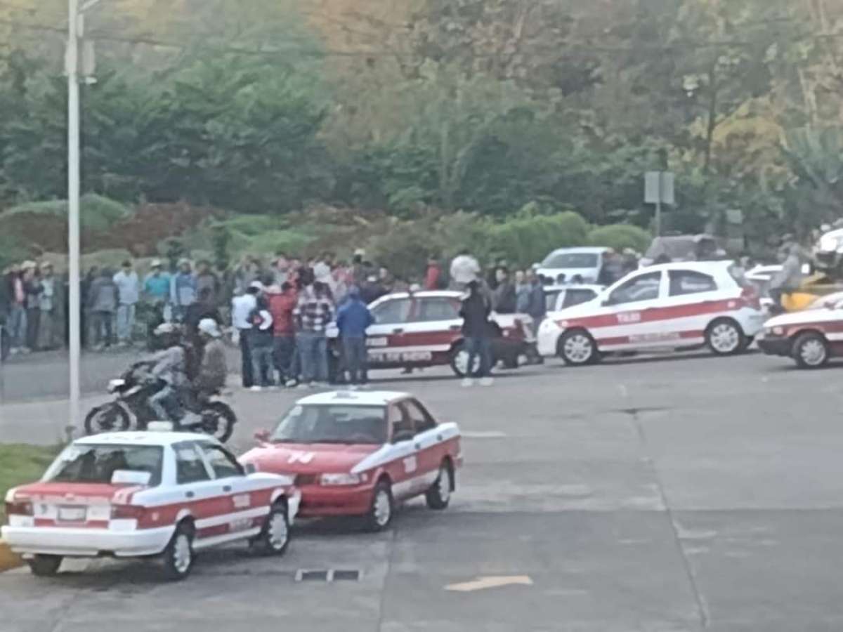 Bloquean transportistas carretera Xalapa-Huatusco-Cordoba, denuncian pésimo estado de la misma   