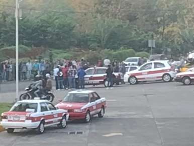 Bloquean transportistas carretera Xalapa-Huatusco-Cordoba, denuncian pésimo estado de la misma   