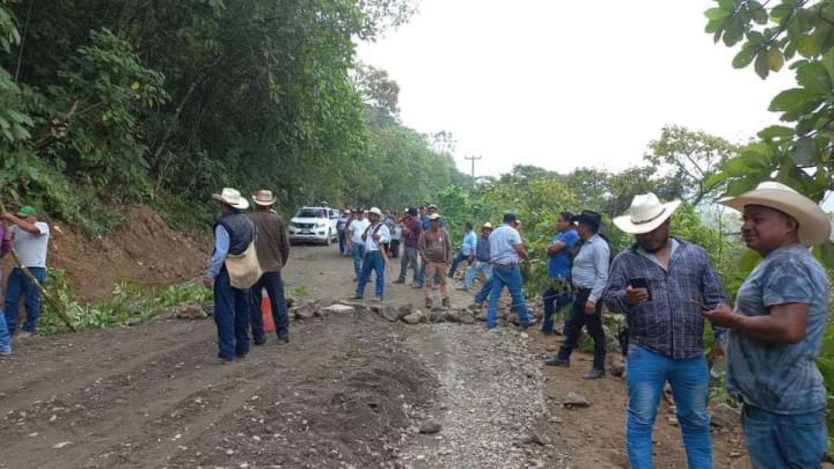 Bloquean carretera Tlachichilco-Zacualpan, habitantes de esa región exigen la atención de las autoridades para su rehabilitación   