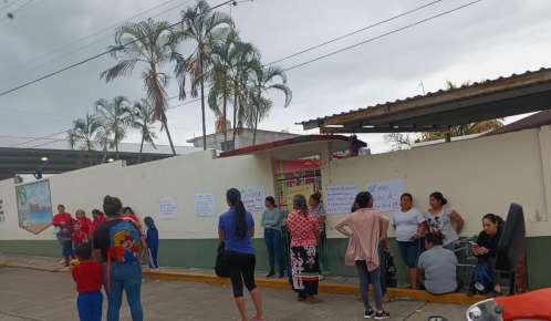 Padres de familia toman el Jardín de Niños de Paso del Macho en protesta por remoción de una educadora   