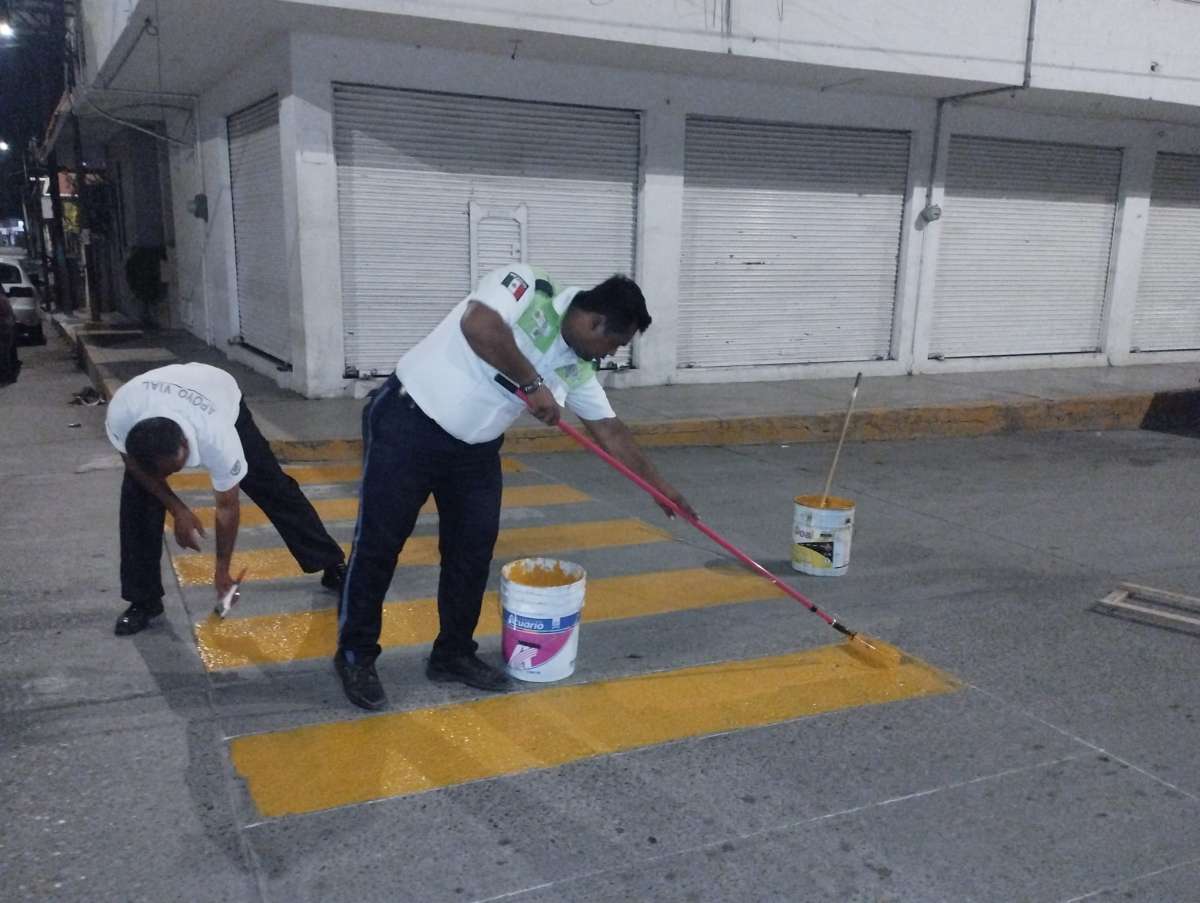 Elementos de Tránsito Pintan Cruces Peatonales en Pánuco