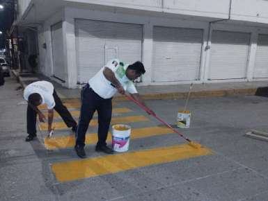 Elementos de Tránsito Pintan Cruces Peatonales en Pánuco