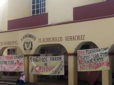 6 días lleva tomado palacio municipal de Tlachichilco y ninguna autoridad se hace presente para resolver el problema   