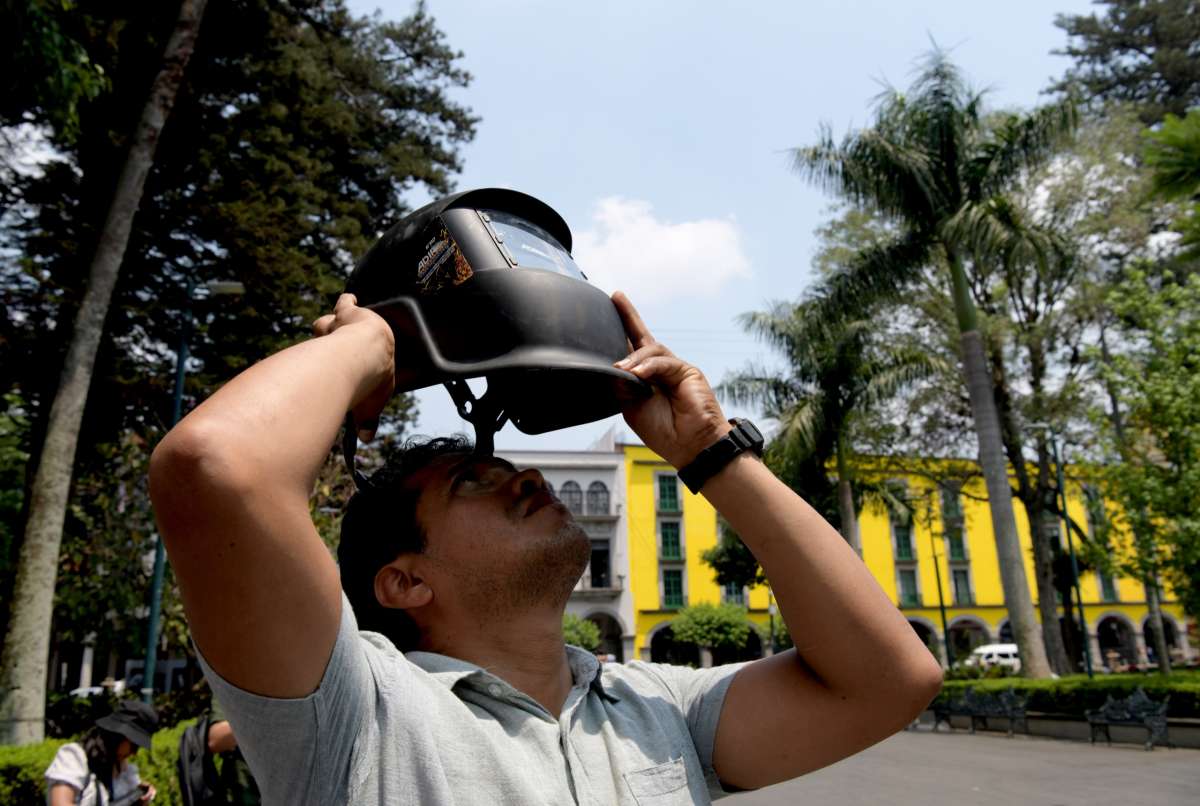 Observan eclipse desde el parque Juárez