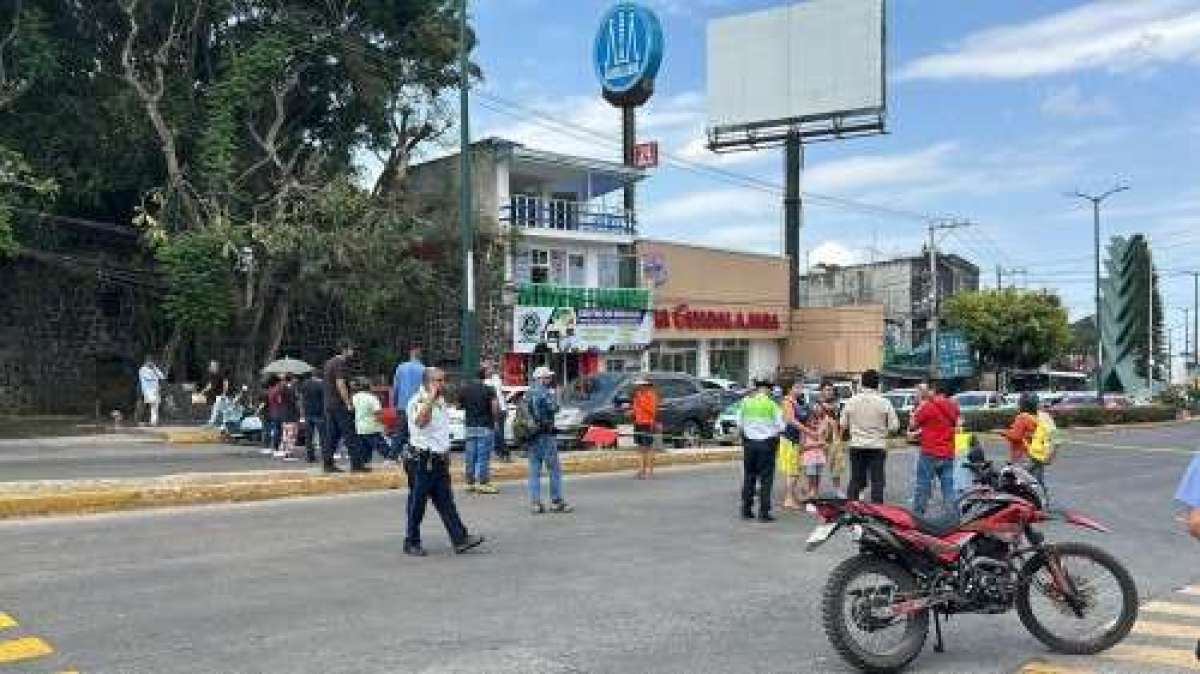 Vecinos de la Álvaro Obregón bloquean la Avenida 20 de Noviembre, protestan por desabasto de agua en sus viviendas   