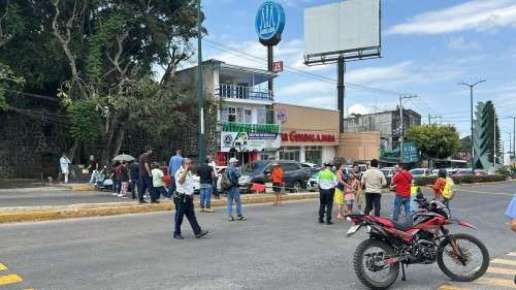 Vecinos de la Álvaro Obregón bloquean la Avenida 20 de Noviembre, protestan por desabasto de agua en sus viviendas   