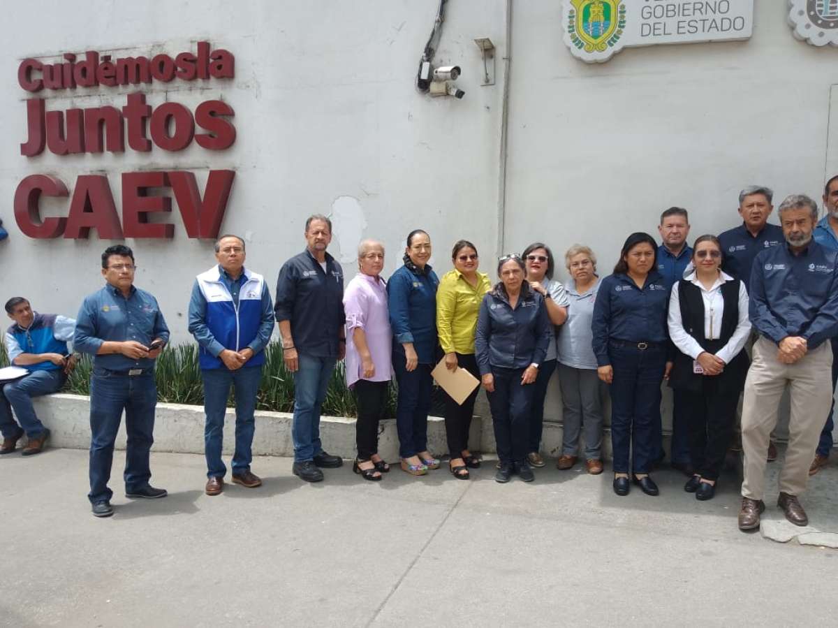 Paro de brazos caídos realizan trabajadores de CAEV, exigen pago de alcances a jubilados   