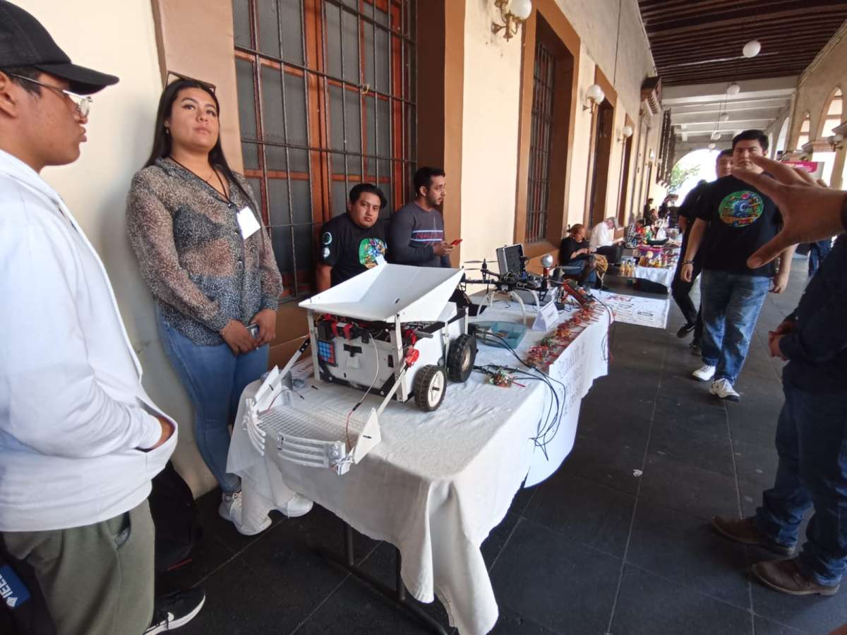 Estudiantes del Tecnológico de Xalapa instalan módulo para colectar fondos y poder asistir a Torneos Nacional de Robótica en Monterrey, N. L.   