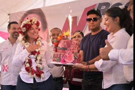 CIUDAD MENDOZA FELICITA A ROCÍO NAHLE POR SU CUMPLEAÑOS 