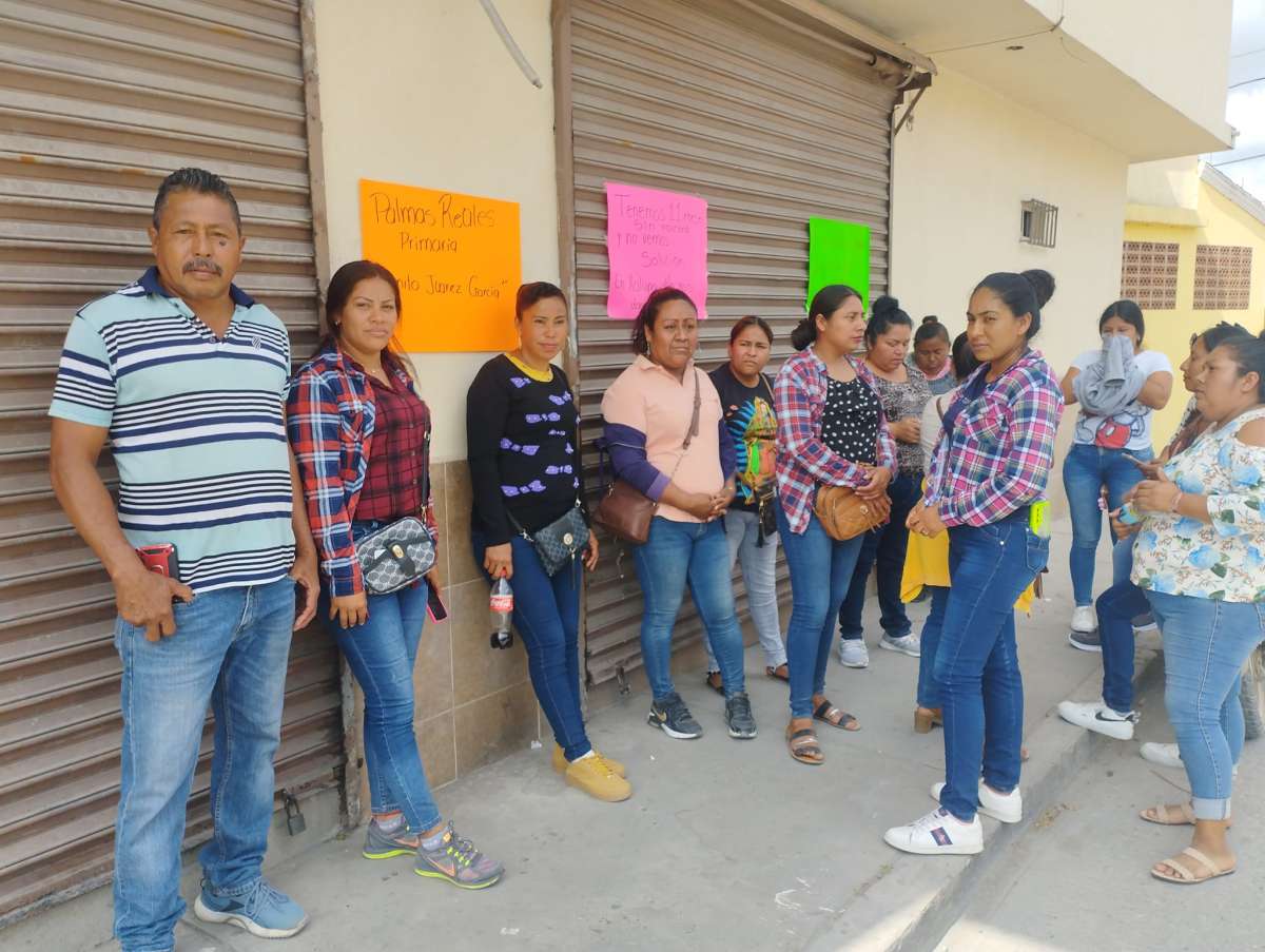 Protesta de Padres de Familia por Falta de un Maestro en la Escuela Primaria Benito Juárez en Palmas Reales