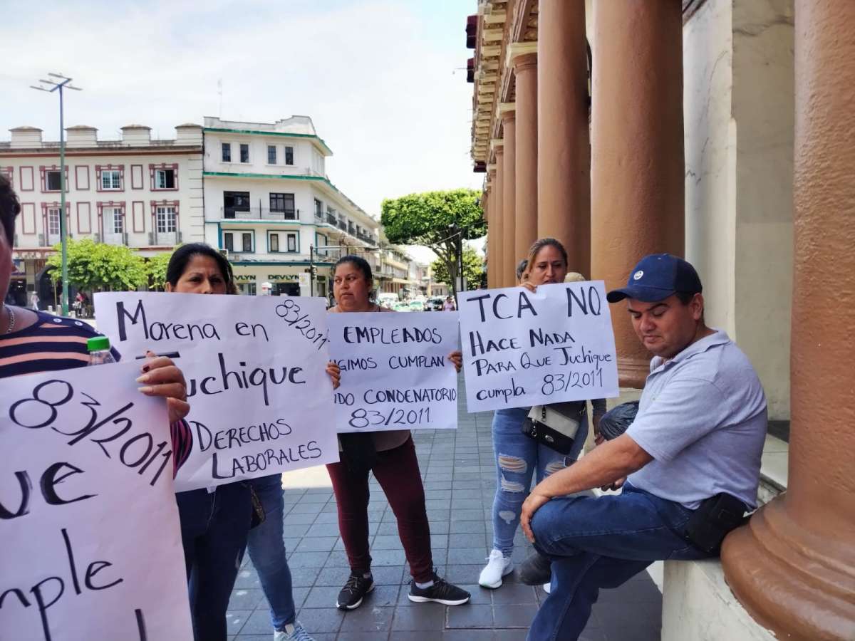 Se manifiestan extrabajadores municipales de Juchique de Ferrer y bloquean el centro de la ciudad de Xalapa   