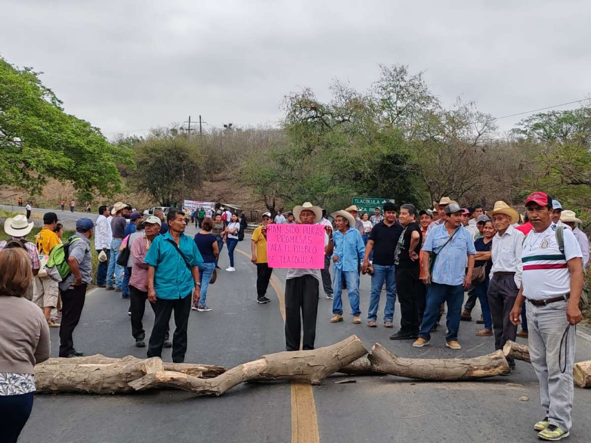 Habitantes de Chicontepec bloquean la carretera Alazán-Canoas en la localidad de Tierra Blanca, municipio de Tepetzintla   