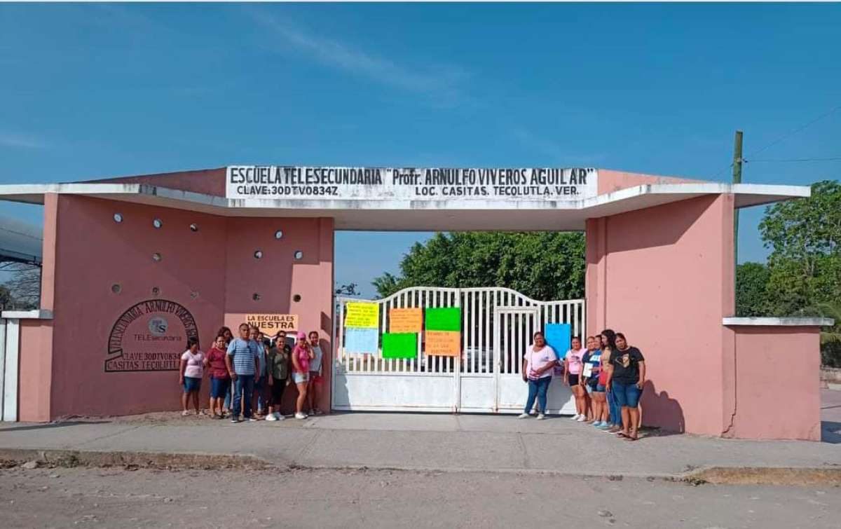 CFE corta el suministro de energía eléctrica a Telesecundaria de Tecolutla, padres de familia toman el plantel en protesta   