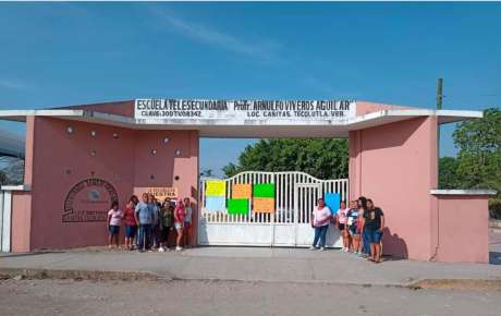 CFE corta el suministro de energía eléctrica a Telesecundaria de Tecolutla, padres de familia toman el plantel en protesta   