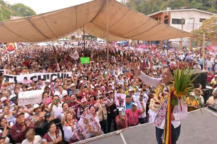 ENTREGA IXHUATLÁN DE MADERO BASTÓN DE MANDO A ROCÍO NAHLE