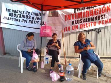 Padres de familia del CBTIS 13 de Xalapa toman las Instalaciones; exigen la destitución de la directora  