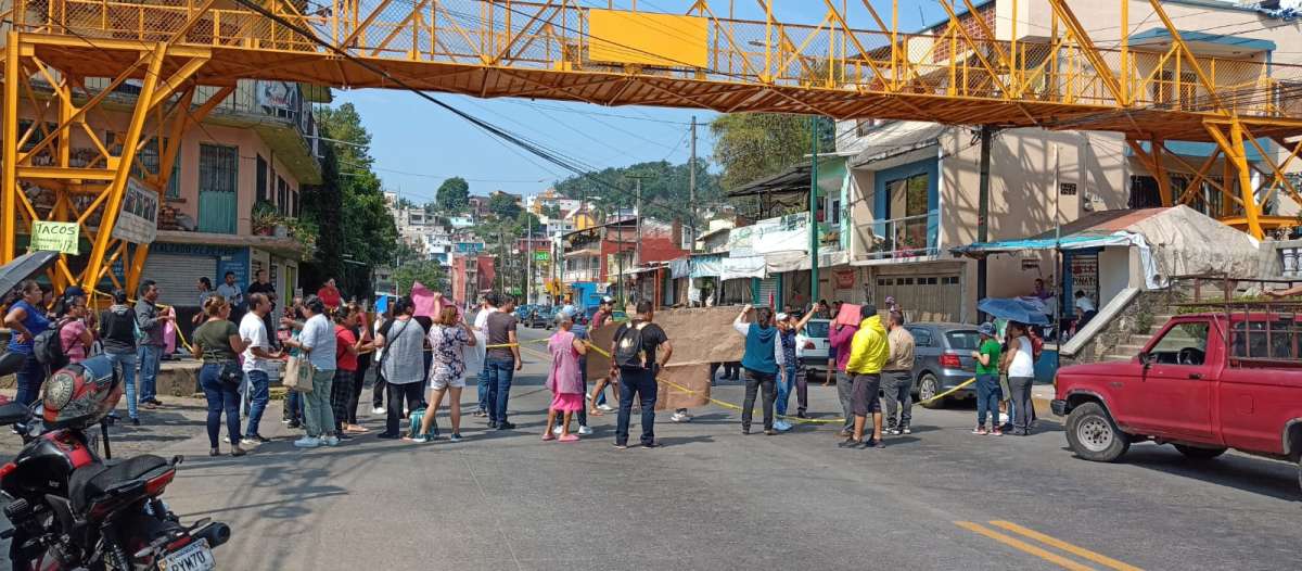 Empresa ERYSA deja inconclusa construcción de 4 aulas en Primaria de Xalapa, Espacios Educativos no atiende peticiones  