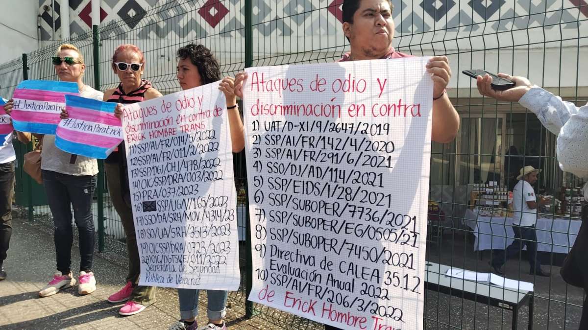 Hombre transgénero se manifiesta pacíficamente frente a oficinas de la Contraloría General del Estado  