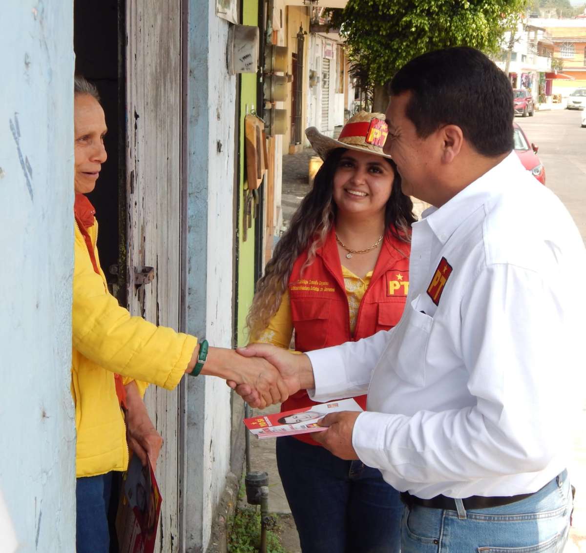 Escucha "El Profe" Ramón a habitantes de Banderilla