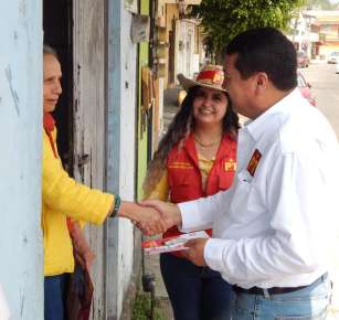Escucha \"El Profe\" Ramón a habitantes de Banderilla