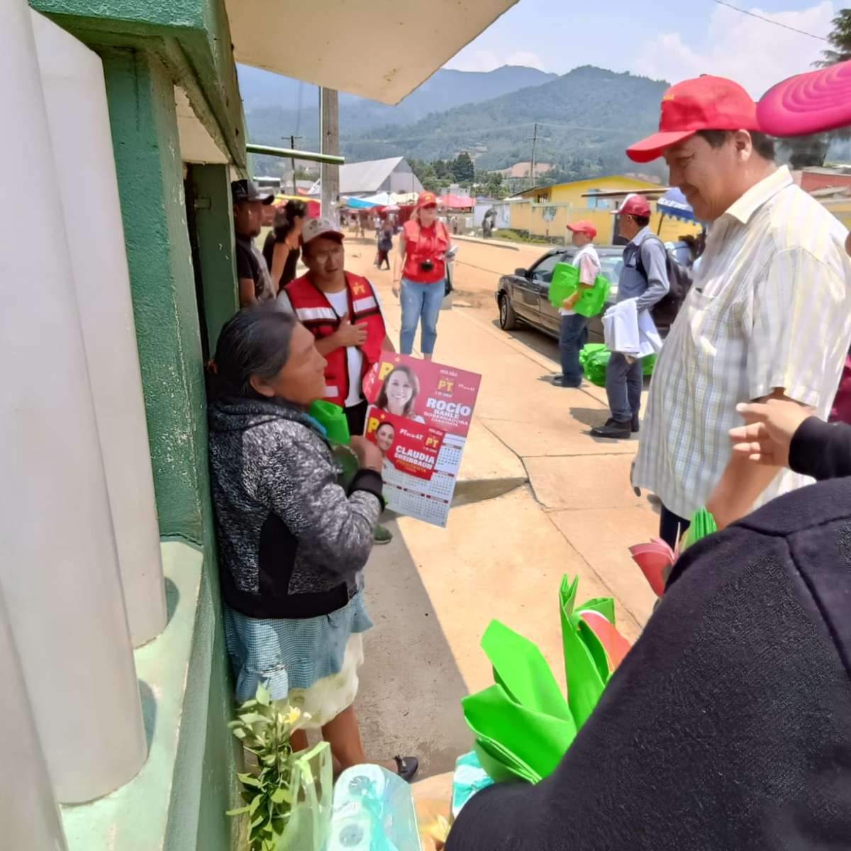 El Profe Ramón Díaz, candidato a diputado local por el distrito 12 de Coatepec de la coalición Sigamos Haciendo Historia, dialogó con locatarios y visitantes del tianguis en Xololoyan, Ayahualulco.