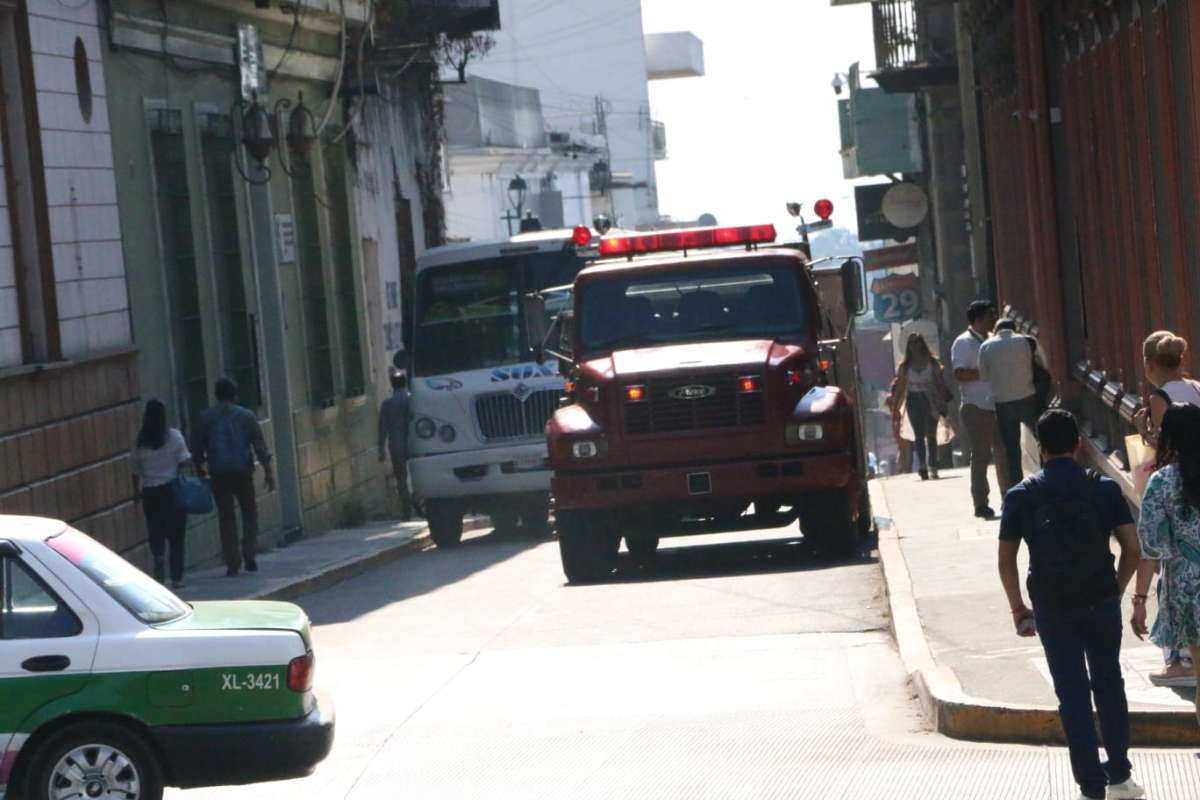 Por derrame de cianuro, desalojan la Prepa Juárez de Xalapa, el intenso calor que se siente ocasionó la emergencia