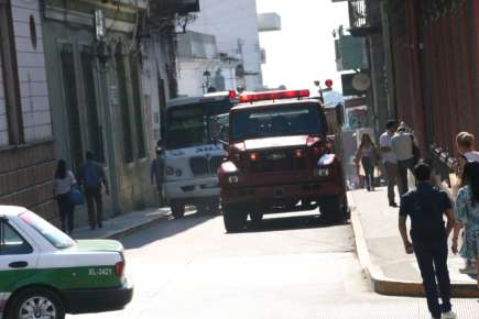 Por derrame de cianuro, desalojan la Prepa Juárez de Xalapa, el intenso calor que se siente ocasionó la emergencia