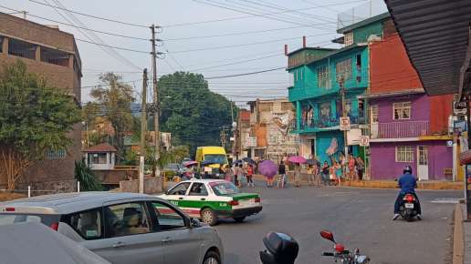 ¡Queremos agua! Exigen vecinos de las colonias cerro Colorado y Acueducto y bloquean avenida que comunica a Tlalnelhuayocan  