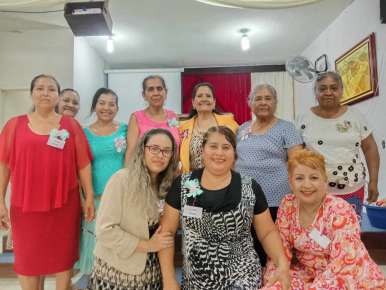 Reciben Felicitaciones Mamás de la Santa Iglesia Cristiana \"ESPÍRITU SANTO Y FUEGO\"