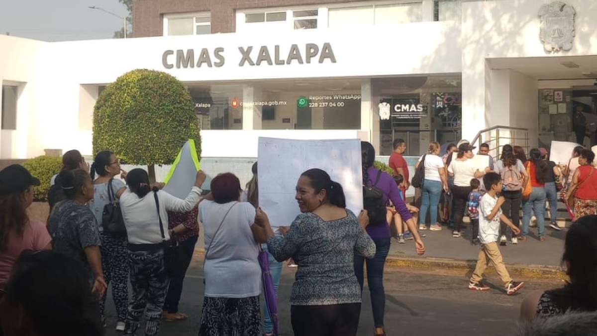 Vecinos de la colonia Vicente Guerrero bloquean la avenida Miguel Alemán frente a CMAS, exigen se les suministre el servicio de agua  