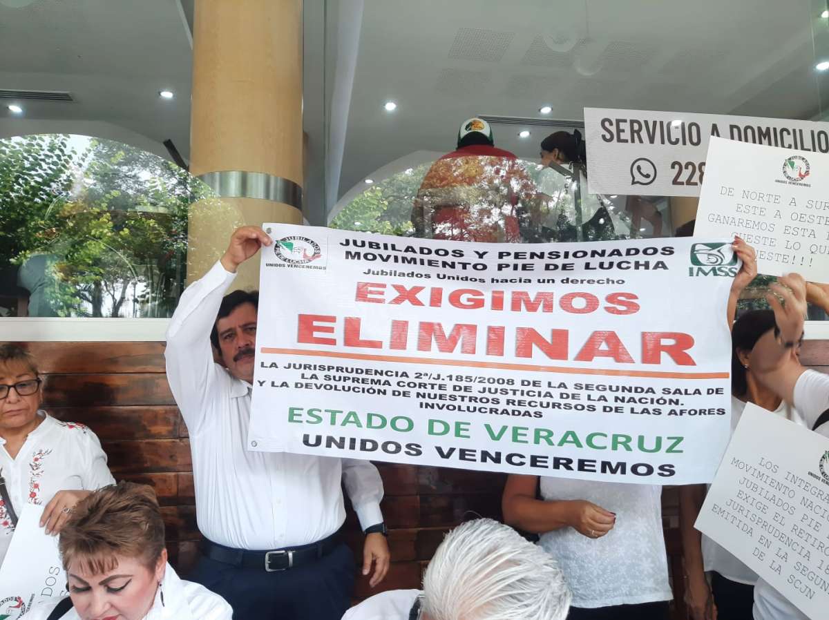 Insisten jubilados y pensionados del IMSS que les devuelvan sus afores  