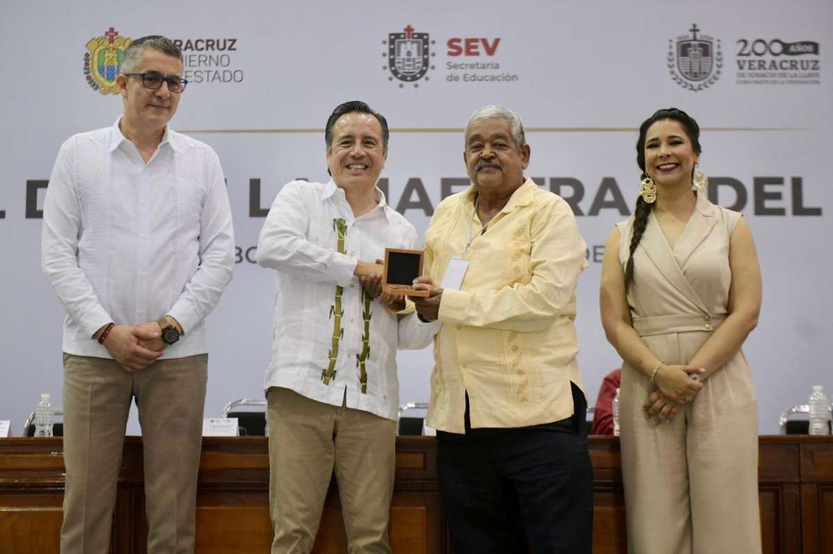 Honra Veracruz memoria de grandes educadores y condecora a 2 mil 610 docentes