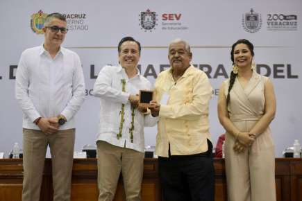 Honra Veracruz memoria de grandes educadores y condecora a 2 mil 610 docentes