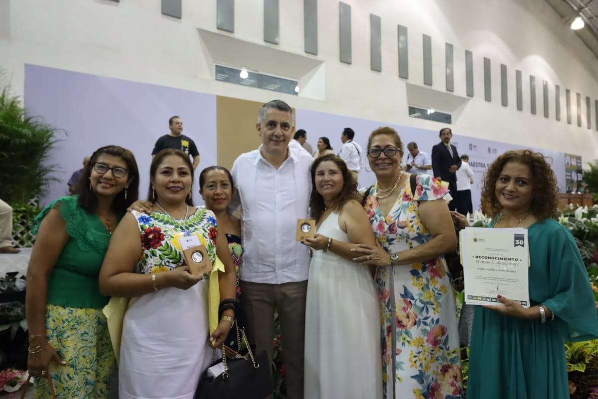 Reconocen labor de dos mil 610 docentes con 30 y 40 años de servicio