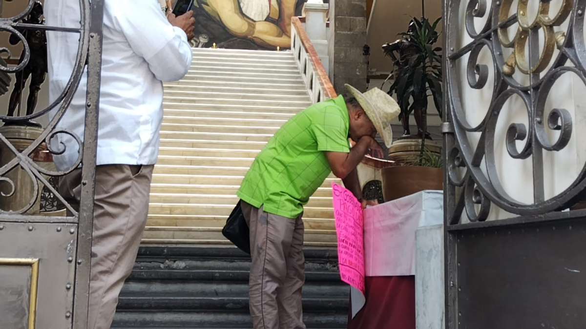 Harto de la desatención gubernamental, profesor advierte que se inmolará, exige pago del seguro de vida institucional  