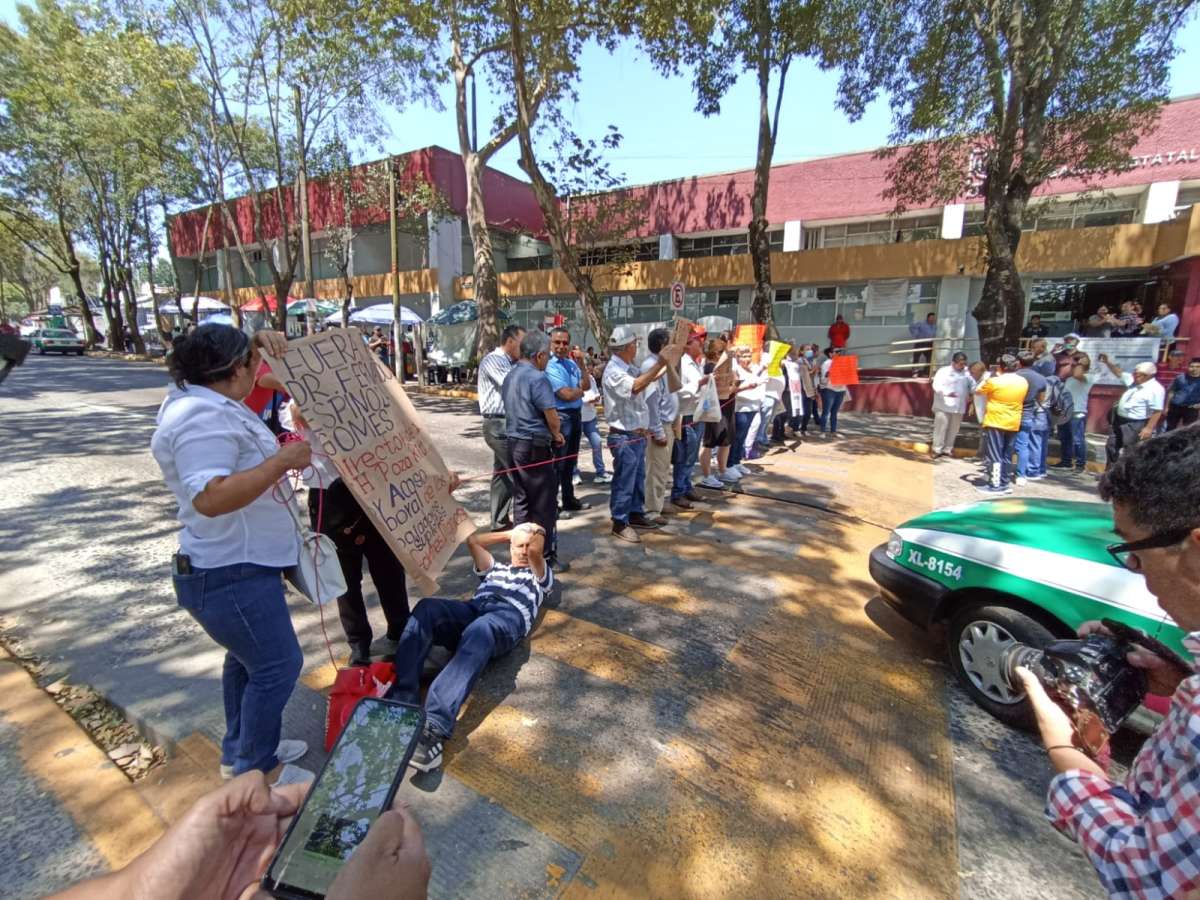 Trabajadores del ISSSTE Veracruz bloquean la Avenida Xalapa frente a las oficinas delegacionales, acusan acoso laboral, represión y discriminación  