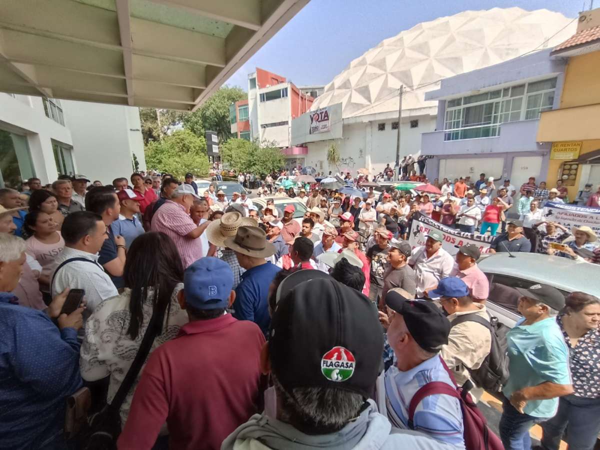 Militantes del Movimiento de Resistencia Civil La Leyenda de Chucho El Roto entregan documento para exigir una mesa de negociaciones a la CFE  