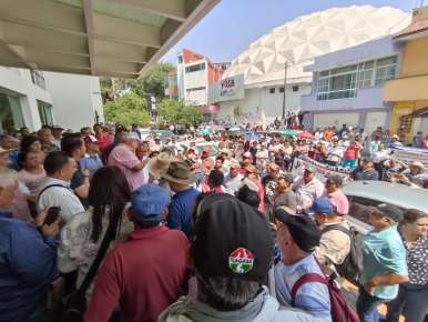 Militantes del Movimiento de Resistencia Civil La Leyenda de Chucho El Roto entregan documento para exigir una mesa de negociaciones a la CFE  