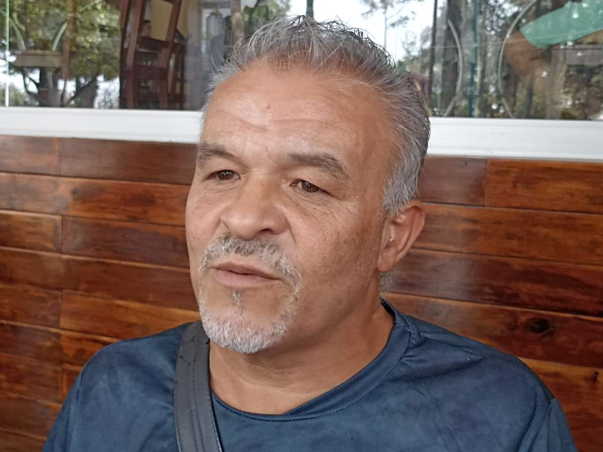 Profesor pensionado persiste en su pretensión de inmolarse, gobierno estatal no le ha resuelto sus demandas, acusa  