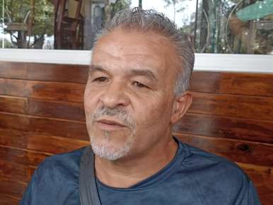 Profesor pensionado persiste en su pretensión de inmolarse, gobierno estatal no le ha resuelto sus demandas, acusa  