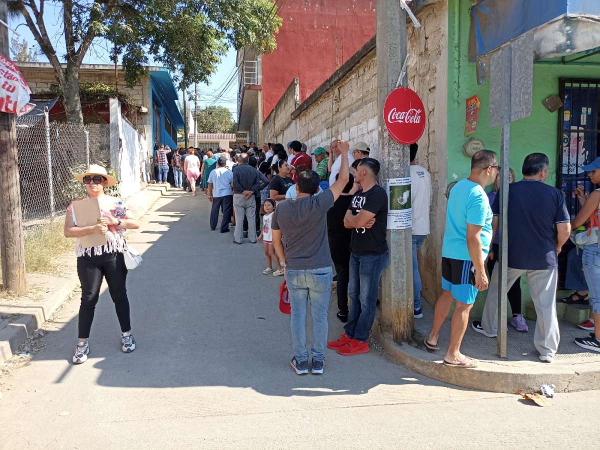 Con una hora de retraso inicia operaciones casilla 1951, funcionarios no acuden y ciudadanos se molestan  