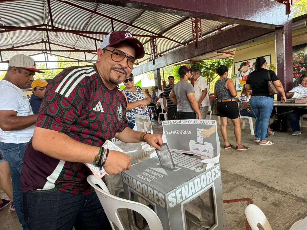 Emite su voto Juan Javier Gómez Cazarin