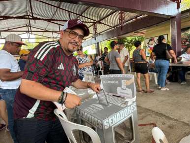 Emite su voto Juan Javier Gómez Cazarin