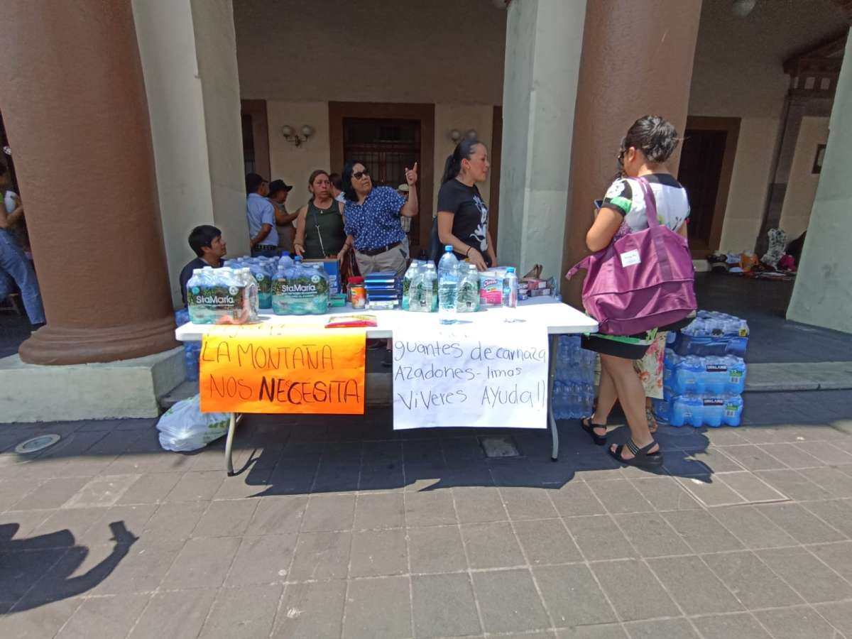 Instalan centro de acopio para apoyar a la gente que combate el fuego en la montaña  