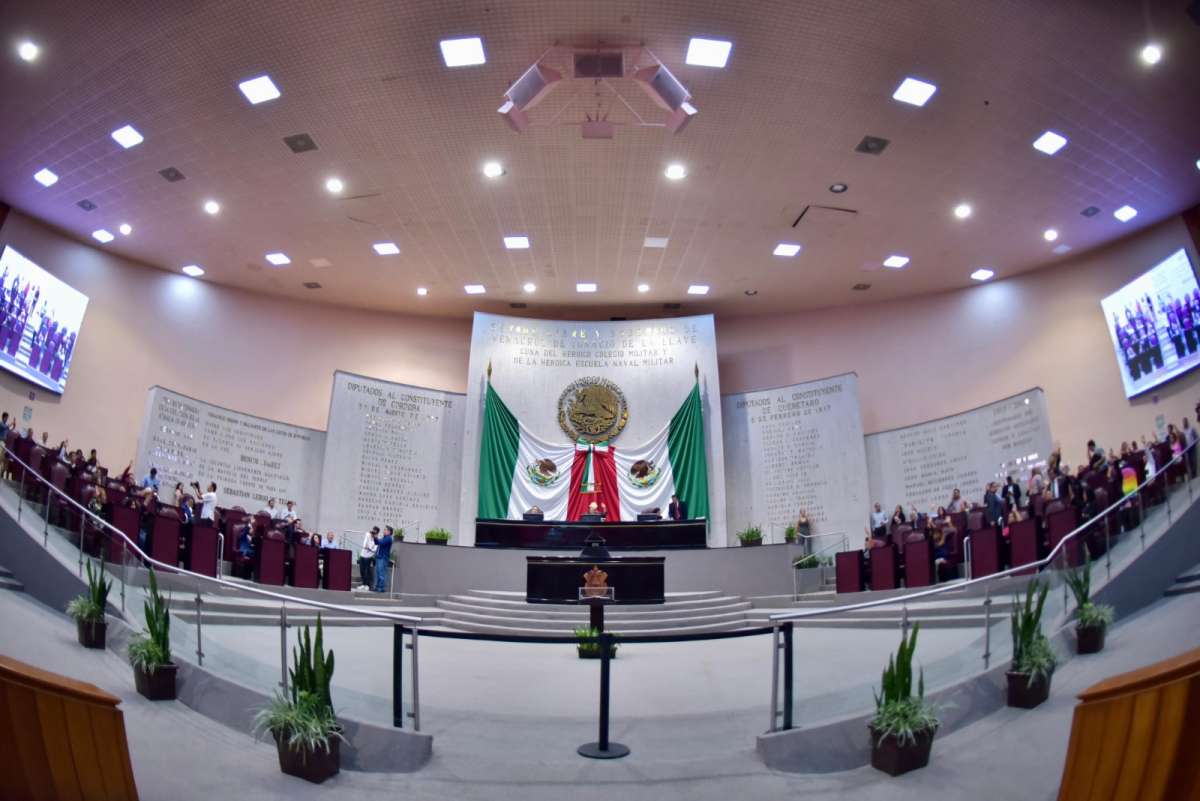Improcedente, constitución de dos grupos legislativos mixtos