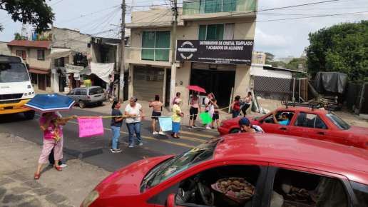 Vecinos de la Álvaro Obregón y Tatahuicapan de Xalapa bloquean la Avenida 20 de Noviembre, exigen se les suministre el agua potable  