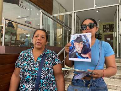 Empleada del ayuntamiento de Xalapa gana juicio laboral y el pago en especie se lo dejan en el patio del palacio municipal  